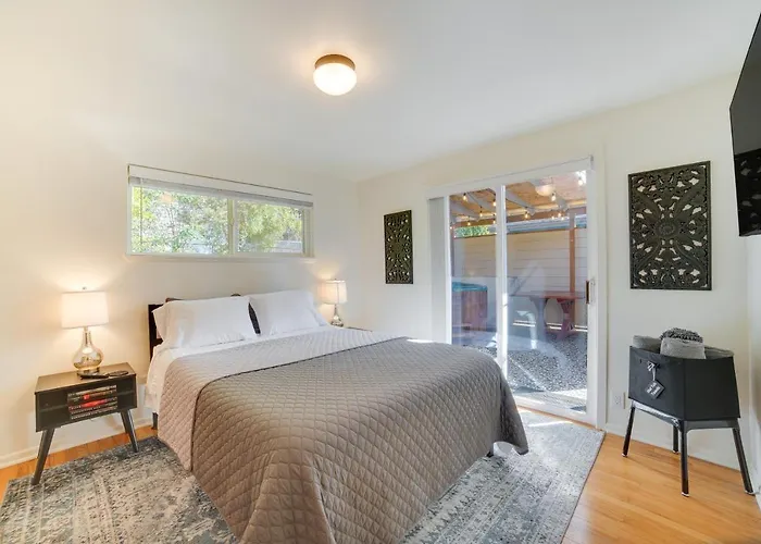 Hot Tub, 5 Mi To Dtwn! Newly Updated Seattle Home