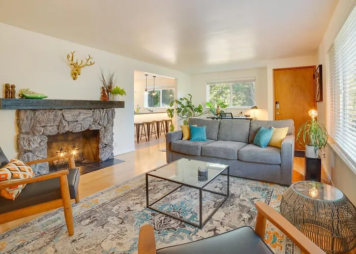 Hot Tub, 5 Mi To Dtwn! Newly Updated Seattle Home