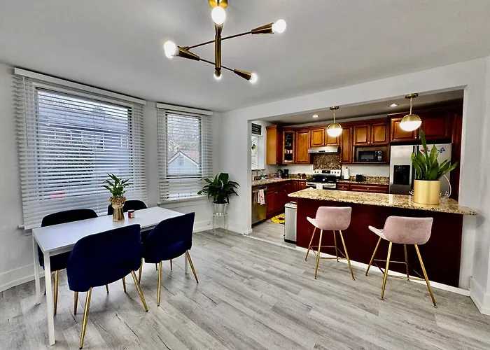 2Nd Floor House With 2 Queen Bedrooms And Extra Sofa Bed Located 10 Minutes From Seatac Airport And 20 Minutes From Downtown Seattle
