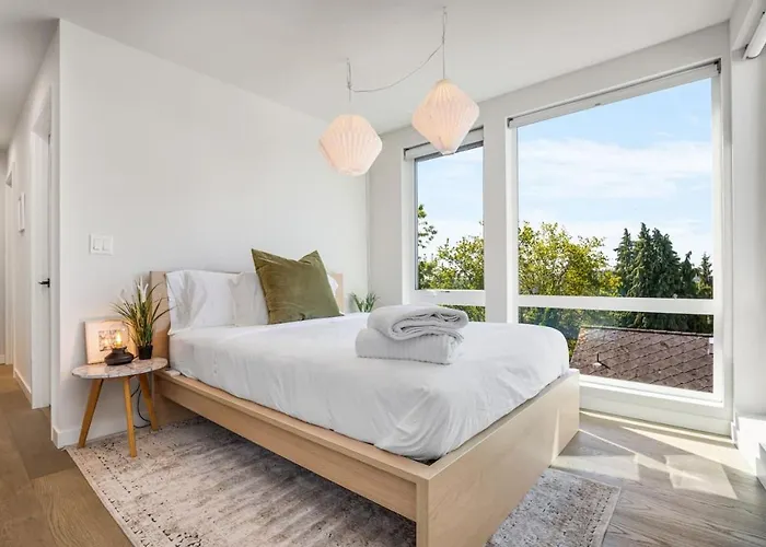 Rooftop Patio With Waterview, Private Garden & Grill 3Br 3Ba- Modern Cityscape
